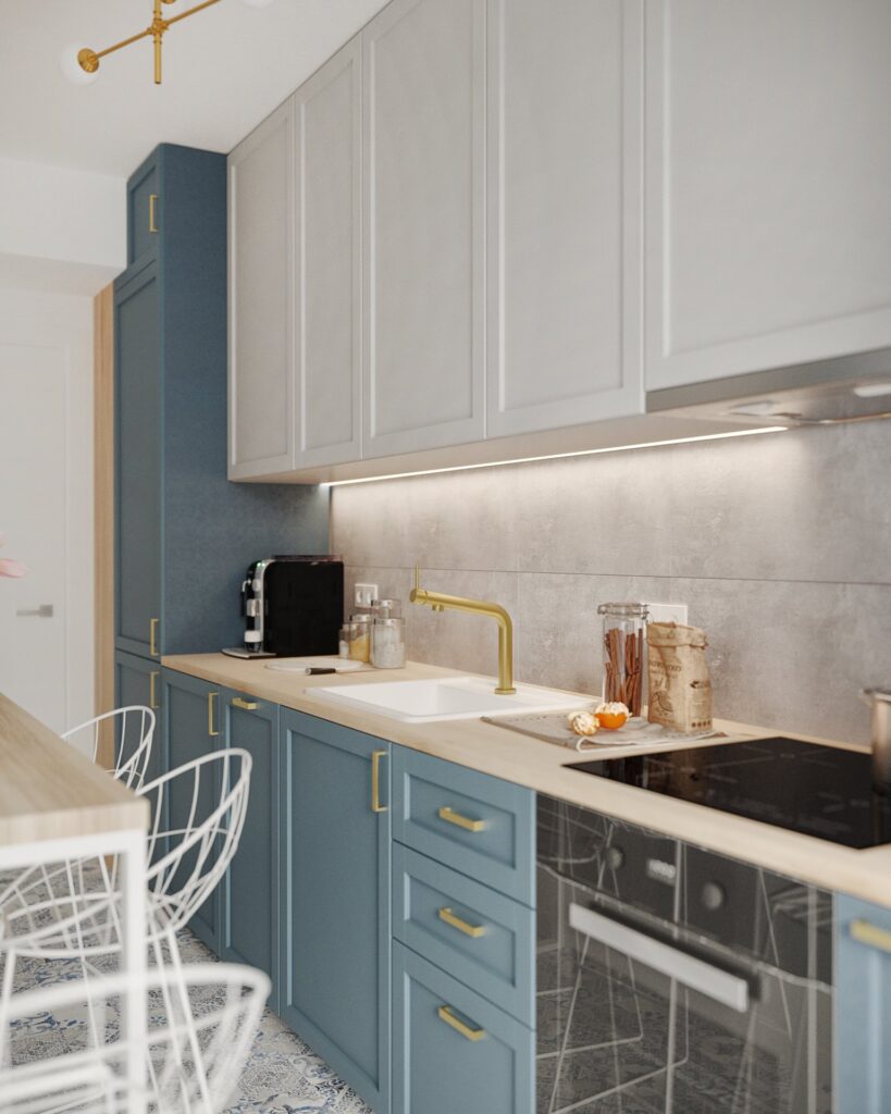 Detaliu al blatului de bucătărie cu chiuvetă albă, baterie aurie, placaj cu aspect de beton, espressor și plită cu inducție